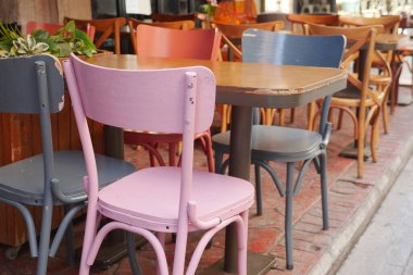 Sandalyeler ve masalar şehirde bir kafe dışında düzenlenir..