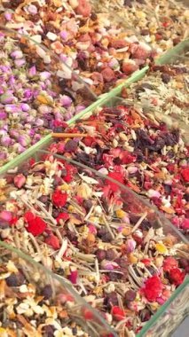 Bir pazarda çeşitli bitki ve baharatlar temiz kaplarda sergilenir..