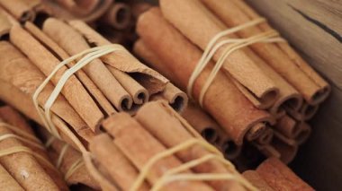 İşçilerin yerel pazarda tarçın çubuklarını nasıl kuruttuğunu öğrenin..