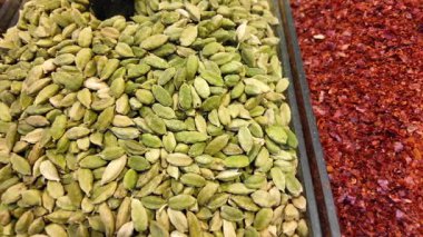 İnsanlar sabahları baharat pazarından kakule ve biber alırlar..