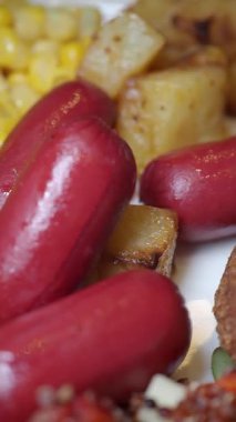 Sosis ve kahvaltı yemeklerini yakın plan çek..