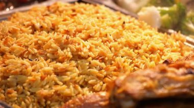 Büyük bir tabak Orta Doğu pirinç pilavının yakın çekimi..