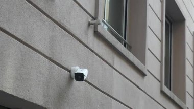 Güvenlik amacıyla binanın duvarına bir güvenlik kamerası yerleştirildi..
