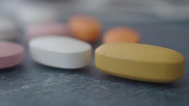 Günlük sağlık programının bir parçası olarak birkaç hap bir masaya konur..