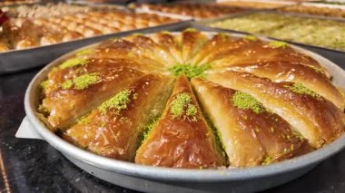 Yoğun bir fırında taze malzemelerle nasıl baklava yapıldığını öğrenin..