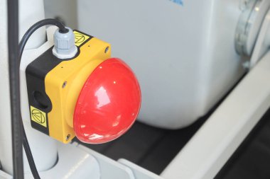 Fabrika ayarlarında bir makineye kırmızı uyarı ışığı monte edilir..