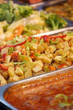 Çeşitli sebze ve baharatlar yerel bir etkinlikte tepsilerde sergilenir..