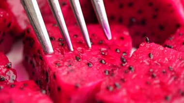 Taze ejderha meyvesi tatmak ve paylaşmak için parçalara ayrılır..