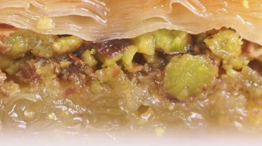 Baklava, mutfakta fındık ve bal ile yapılıyor..