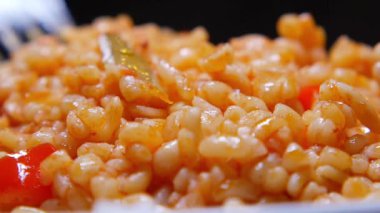Tabakta bulgur pirincine yakın çekim .