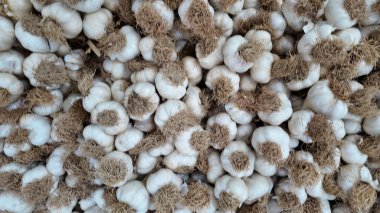 Sarımsak soğanları öğleden sonra bir pazar yerinde sergilenir..