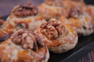 Fındıklı taze kurabiyeler tepside sunuluyor..