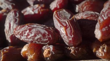 Öğlen saatlerinde pazarda taze tarihler satışa sunulur.