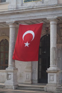 Şehir merkezindeki bir binada gündüz vakti bir Türk bayrağı sergileniyor.