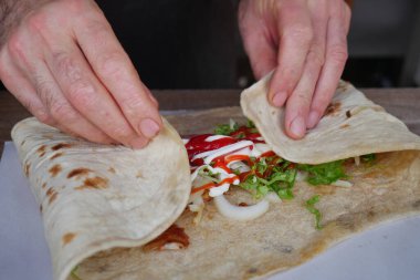 Eller tavuğu sarar.