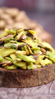 Dilimlenmiş fıstıkları masaya yakın plan çek. .