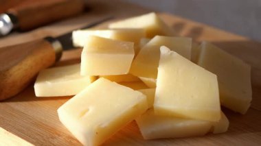 Peynir parçaları kesilip ahşap bir tahtaya konur..