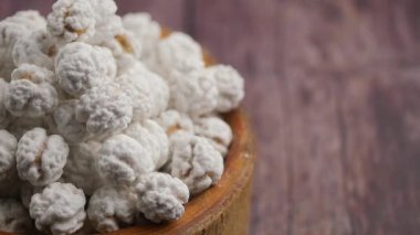 Kavanozda şeker kaplı nohut.