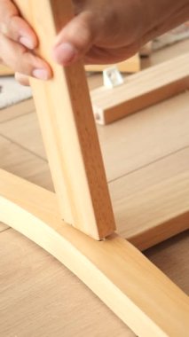 Bir insan evinde mobilya yapmak için ahşap parçalara katılıyor..