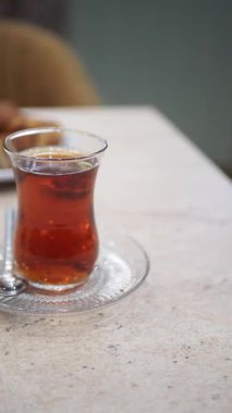 Masadaki temiz bardakta servis edilen taze Türk çayı..