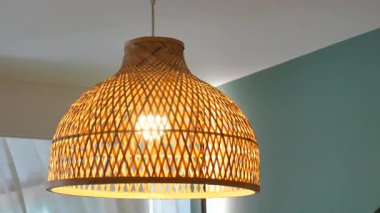 Bu, evde basit aletlerle bir bambu fener yapma sürecini gösterir..
