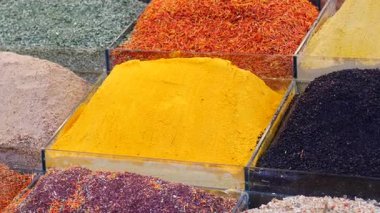 Baharatlar öğleden sonra bir markette çöp kutularında düzenlenir..