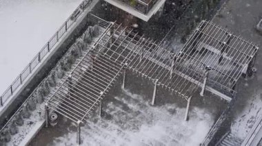 Kış boyunca kar zemini ve dış mekanlardaki yapıları kaplar..