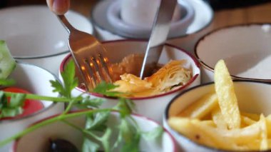 Hamur işleri ve patateslerle kahvaltı..