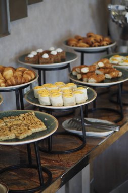 Pişmiş mallar ve tatlılar bir kafe ortamında tezgahlarda düzenlenir..