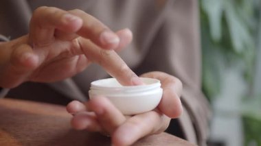 Evde nemlendirmek için ellere yağ jölesi sürüyorum..