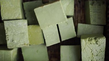 Yeşil sabun küpleri ahşap bir yüzeye konur..