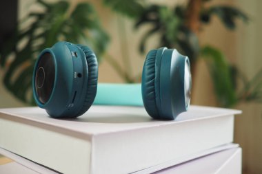 Bazı kitapların üstünde kulaklık ve halterler var..