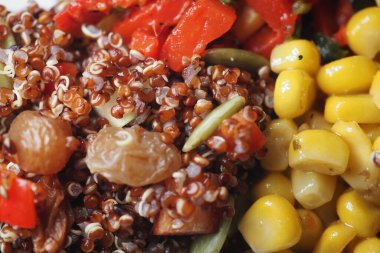 Bir kase kinoa, mısır, biber ve kabak çekirdeği karışımı içerir..