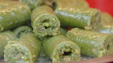 Tabakta bir yığın Pistachio Baklava.