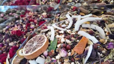 İstanbul pazarında kurutulmuş meyve ve çiçek çayı..