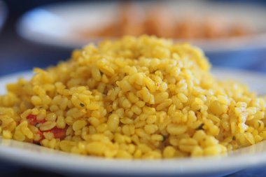 Beyaz bir tabakta bulgur pirincine yakın çekim .