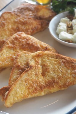 Tost bir tabak peynirin ve diğer şeylerin yanında..