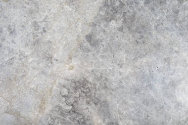 Gri taştan bir yüzey ilgi uyandıran benzersiz çizgiler ve desenler gösterir..