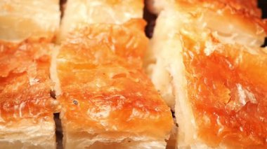 Pastanın nasıl pişirilip dilimlendiğini izleyin..