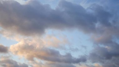 Gün batımında bulutlar yavaşça hareket eder, renkleri değişir..
