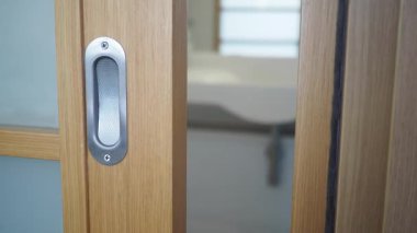 Modern sürgülü kapı kolunun yakın çekimi.