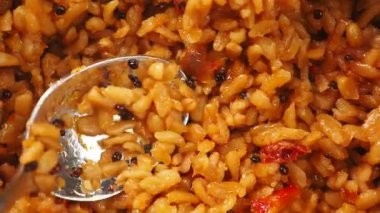 Kaşıklı pirincin üst görüntüsü .