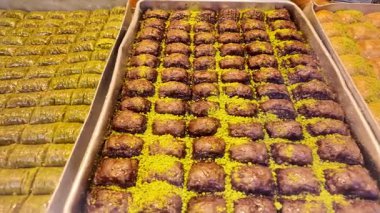 İstanbul 'da işlek bir pazarda çok sayıda baklava parçasının gösterimi.