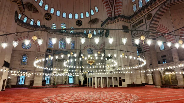 Caminin içinde yerde bir sürü ışık ve kırmızı halı var..