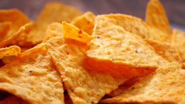 Cips, mutfak düzeninde peynir ve malzemelerle kaplıdır..