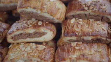 Pastalar yığıldı ve müşterilerin pastaneden almaları için hazır..