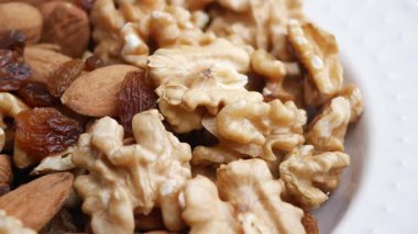 Bu, çerez olarak fındık ve kurutulmuş meyve dolu bir kase gösteriyor..