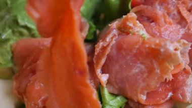 Somon ve yeşil salata mutfakta bir tabağa konur..