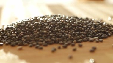 Chia tohumları ahşap bir yüzeyde gösterilir..