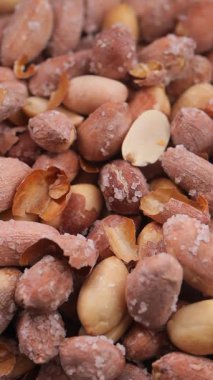 Kabuklu ve tuzlu fıstıklar masaya yakın bir şekilde gösterilir..